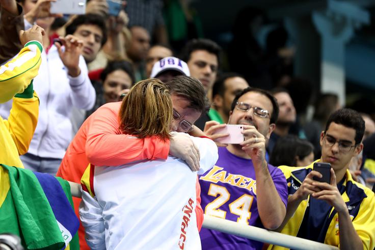 Zlata Španka Mireia Belmonte Garcia prejema čestitke po zmagi na 200 metrov delfin. | Foto: Getty Images