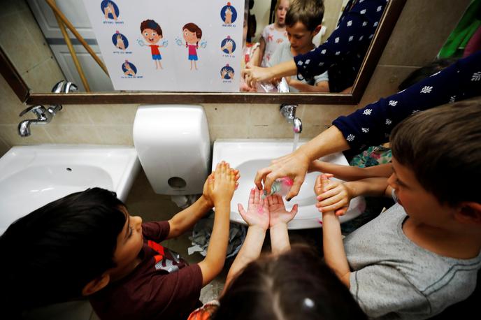 Otroci umivajo roke | Zdravniki opozarjajo, da so zaradi novega koronavirusa lahko v nevarnosti tudi otroci. | Foto Reuters