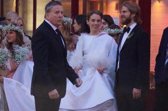 Hčerka slavnih igralcev presenetila s skrivno valentinovo poroko