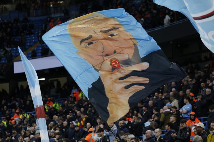 Manchester City Pep Guardiola | Navijači Manchester Cityja so se poklonili Perpu Guardioli, ki vodi jubilejno tisočo tekmo. | Foto Reuters