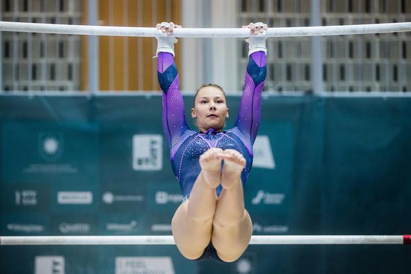 Lucija Hribar gladko v finale bradlje, telovadci danes brez
