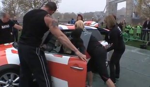 VIDEO: 28 žensk v miniju