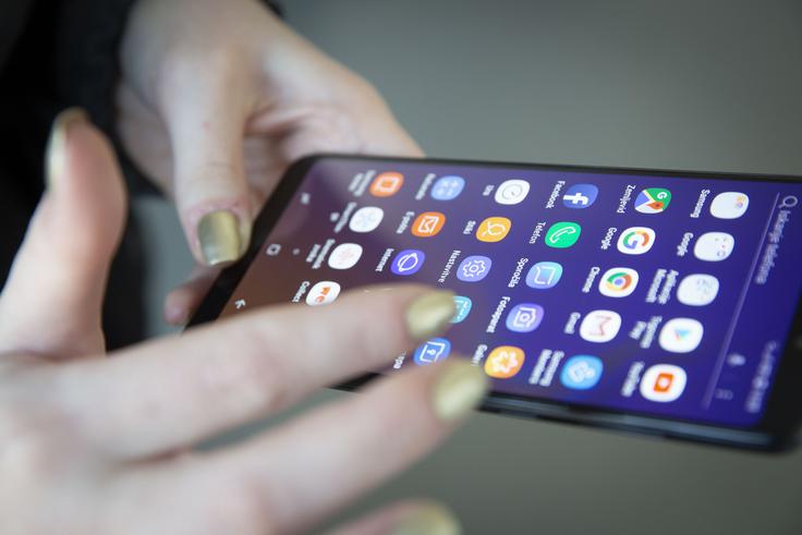 Dandanes je na spletu veliko mobilnih aplikacij, ki vam lahko pomagajo, da dnevno sprejemate pametne odločitve. Na fotografiji Samsung Galaxy A9 - zadnji član Samsungove družine A, ki je cenovno ugoden in premore lastnosti dražjih modelov.  | Foto: Bojan Puhek