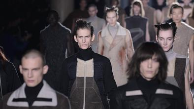 Ameriški oblikovalec v Parizu šokiral z golimi modeli