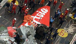 Potapljači našli črno skrinjico ponesrečenega letala Air Asia