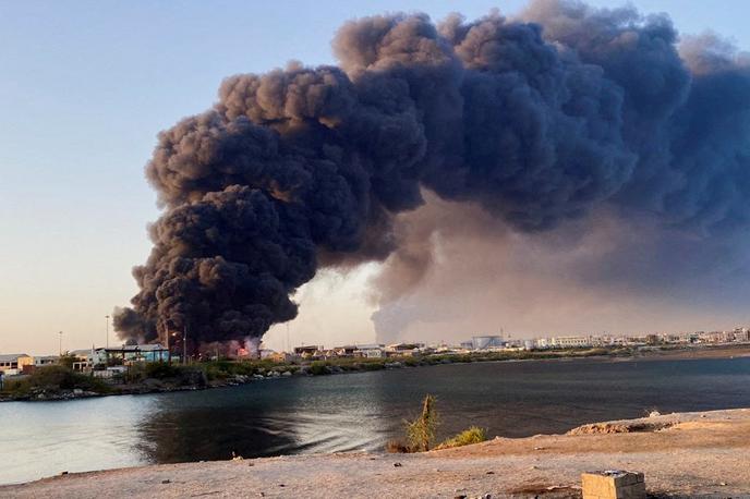razmere v Sudanu | Silovita eksplozija v pomorskem oporišču blizu Port Sudana. | Foto Reuters
