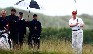 "Trump med igranjem golfa na veliko goljufa"