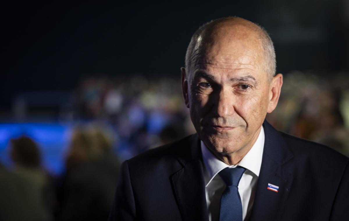 Kongres SDS, Ormož. Janez Janša | Janša upa, da bo zadeva vendarle kmalu končana. Vključno s prenosom pristojnosti s celjskega na kranjsko sodišče se odvija že šest let. Prva obravnava na kranjskem okrožnem sodišču je bila leta 2022. Leta 2023 je sodišče zavrnilo Janševo tožbo proti tožilki in sodnikom ter mu naložilo plačilo stroškov, obravnava sodbe proti državi pa se je nadaljevala. | Foto Bojan Puhek