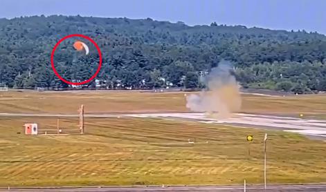 Varnostne kamere ujele incident: potnik se je po nesreči izstrelil iz letala #video