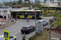 Voznica parkirala sredi krožišča in povzročila popoln prometni kaos