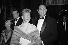 Umrla je legendarna hollywoodska igralka Doris Day #video