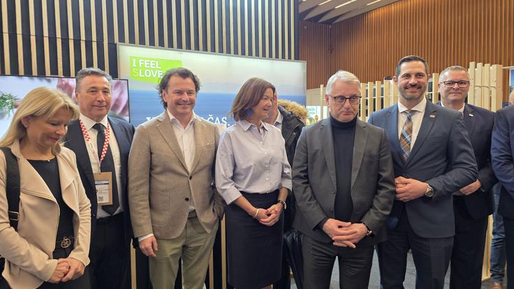 Direktorica Slovenske turistične organizacije Maja Pak Olaj (prva z leve), direktor predstavništva Hrvaške turistične skupnosti v Sloveniji Bruno Bonifačić (drugi z desne), ministrica za zunanje zadeve Tanja Fajon in minister za gospodarstvo, turizem in šport Matjaž Han (v sredini), hrvaški minister za turizem in šport Tonči Glavina (drugi z desne) in direktor Hrvaške turistične skupnosti Kristijan Staničić (prvi z desne) | Foto: Srdjan Cvjetović