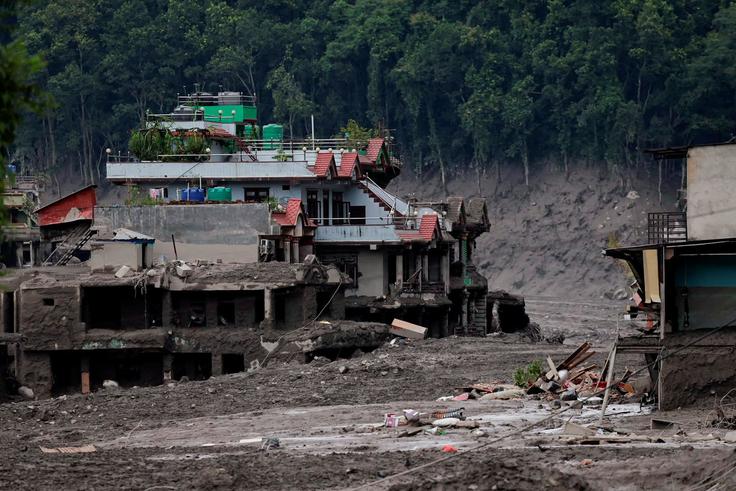 Posledice katastrofalne poplave v Nepalu. | Foto: Reuters