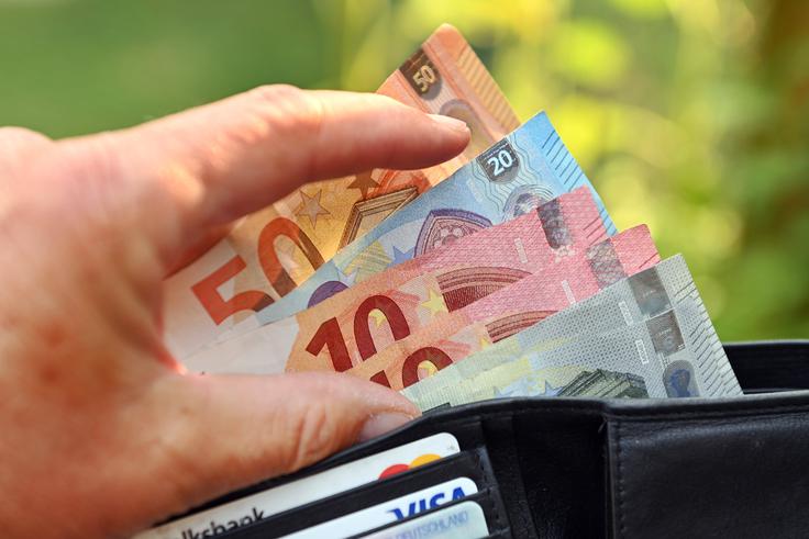 Višina posameznih dodatkov je določena v kolektivni pogodbi, ki zavezuje posameznega delodajalca, in se lahko določi v nominalnem znesku ali v odstotku od osnovne plače za polni delovni čas oziroma ustrezne urne postavke. | Foto: Guliverimage/Vladimir Fedorenko