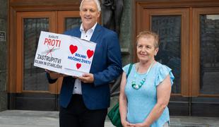 Primc: Potrebujejo zdravljenje, ne zastrupitve
