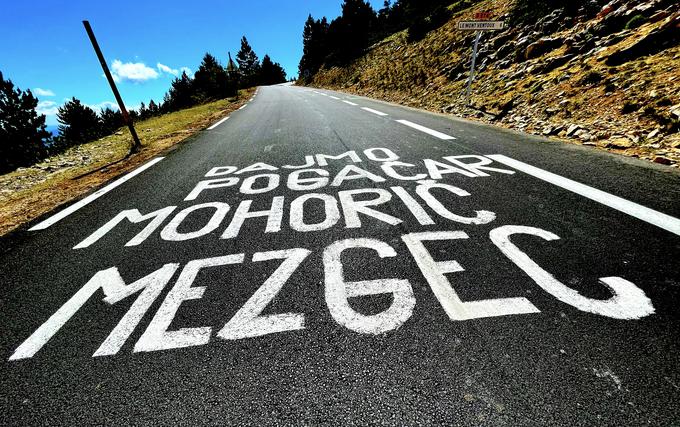 Šest kilometrov pod vrhom Mont Ventouxa na cesti tudi napisi v podporo preostalim kolesarjem iz Slovenije.  | Foto: Gregor Pavšič