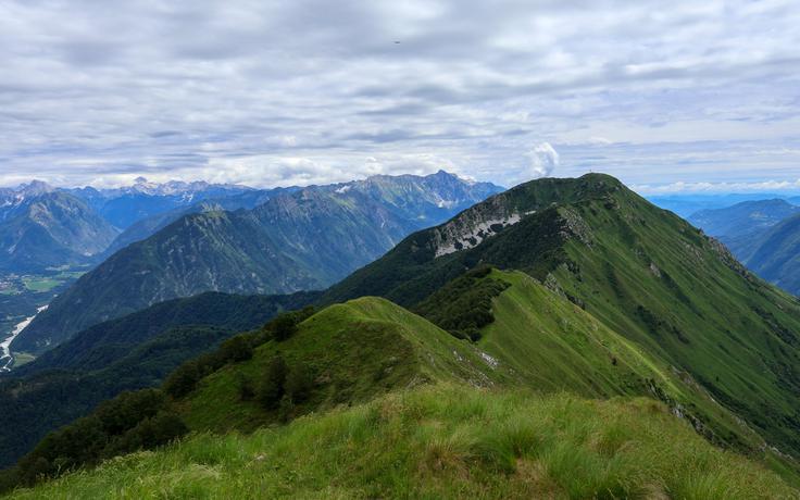 Pogled z Muzca v smeri vzhoda na najvišji vrh grebena, na Stol. | Foto: Matej Podgoršek