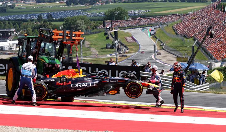 Max Verstappen je odstopil, prvič po 31 dirkah. | Foto: Reuters
