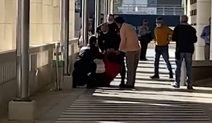 Brez maske na fakulteto: policija jo je podrla na tla in vklenila #video