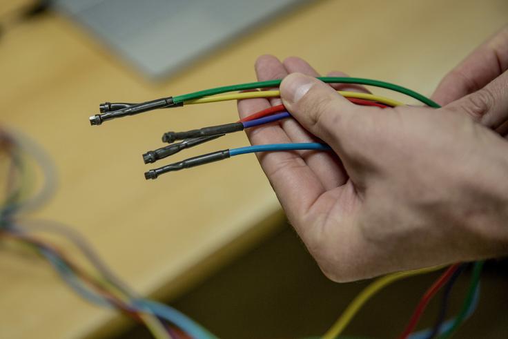 S petimi občutljivimi merilci telesne temperature na petih ključnih mestih na telesu terapevt - specialist termoregulacije telesa dobi podatke, na podlagi katerih sklepa o številnih zdravstvenih parametrih. | Foto: Ana Kovač