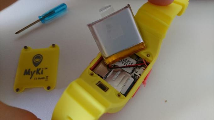 Pogled pod pokrovko ure MyKi, kjer pod baterijo najdemo kartico SIM. MyKi lahko odpremo z majcenim izvijačem, ki je priložen kompletu.  | Foto: Matic Tomšič