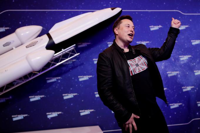 Podobno kot Jeff Bezos se z raketami rad igra tudi Elon Musk. Njegovo podjetje SpaceX je trenutno največji zasebni operater letov v vesolje v ZDA.  | Foto: Reuters