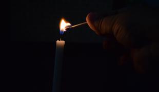 Američanka ob izpadu elektrike namesto sveče prižgala dinamit