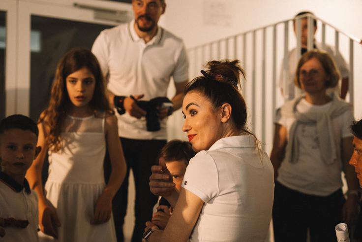 Dramska igralka in pobudnica projekta Maja Martina Merljak je s pomočjo dramske igre krepila izkušnje učencev. | Foto: Jan Lukanović