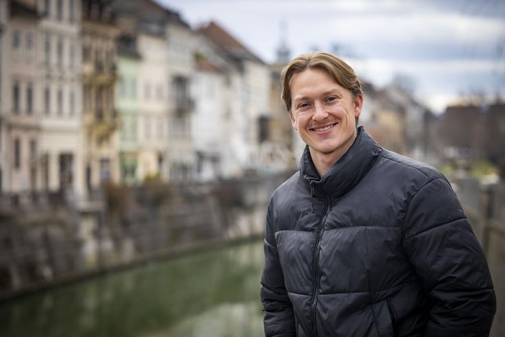 "Ko sem se preselil v Evropo, sem se zavedal, da bo težko biti daleč od družine, a sem bil hkrati tudi pomirjen s tem, da bi tudi oni želeli, da izkusim stvari in ne ostanem prikrajšan za doživetja, ki jih ne bi mogel doživeti, če bi me bilo strah oditi od doma. To mi je dalo notranjo pomiritev, saj sem vedel, da podpirajo mojo selitev in so vedeli, da si tega močno želim. Zaradi tega je bila odločitev za selitev veliko lažja." | Foto: Bojan Puhek