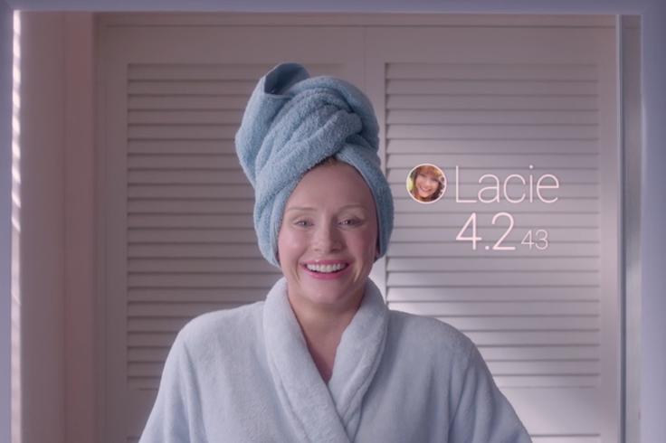 Kitajski sistem bonitetnih ocen zelo spominja na zgodbo epizode Nosedive Netflixove odlične TV-serije Black Mirror. Epizoda se dogaja v bližnji prihodnosti, ljudje pa lahko prek aplikacije na mobilnem telefonu ocenjujejo druge. Če njihova ocena pade pod sprejemljivo raven, so posledice lahko katastrofalne in tak nasmešek se lahko hitro spremeni v jok in stok.  |  Foto: Netflix | Foto: 