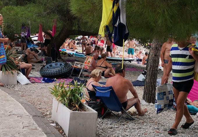 Množice turistov na plažah v Crikvenici prejšnji konec tedna ni bistveno razredčilo niti oblačno vreme.  | Foto: Matic Tomšič