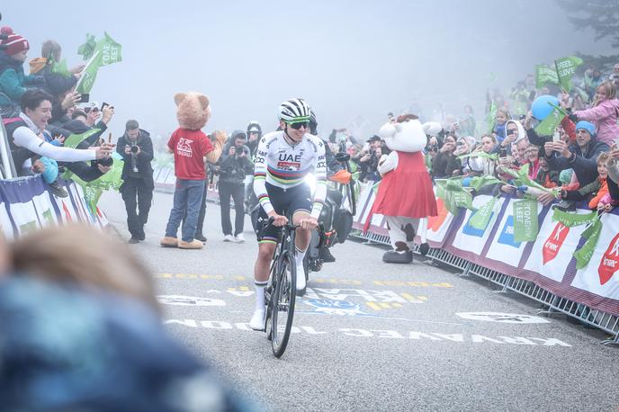 S klanca v klanc | Tadej Pogačar je na dobrodelni kolesarski dirki Pogi Challenge v cilj izjemoma pripeljal kot drugi.  | Foto Ana Kovač