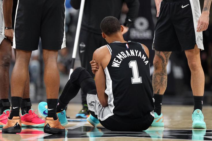 Victor Wembanyama je predčasno končal tekmo proti Philadelphii. | Foto: Reuters