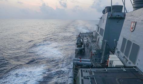 Med kitajskimi vojaškimi vajami v morje pri Tajvanu vplul ameriški rušilec