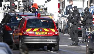 V Parizu ustrelili oboroženega napadalca, nosil je simbol Islamske države