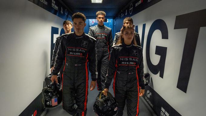 Ekipa udeležencev Nissan GT Academy, ki se po več mesecih treninga podajajo v finalno dirko urjenja za mesto v dirkalni ekipi Nissan Nismo. | Foto: Con Film