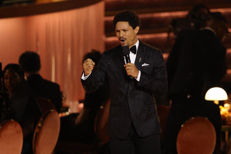 Noah si je na prireditvi večkrat privoščil Trumpa, med drugim, ko je dejal, da si vsak umetnik želi grammyja za pesem leta skoraj tako močno, kot si Trump želi Grenlandije. | Foto: Reuters