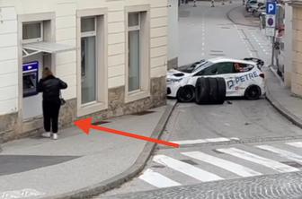 Neverjetno: avtomobil na streho, gospa pa mirno na bankomat #video