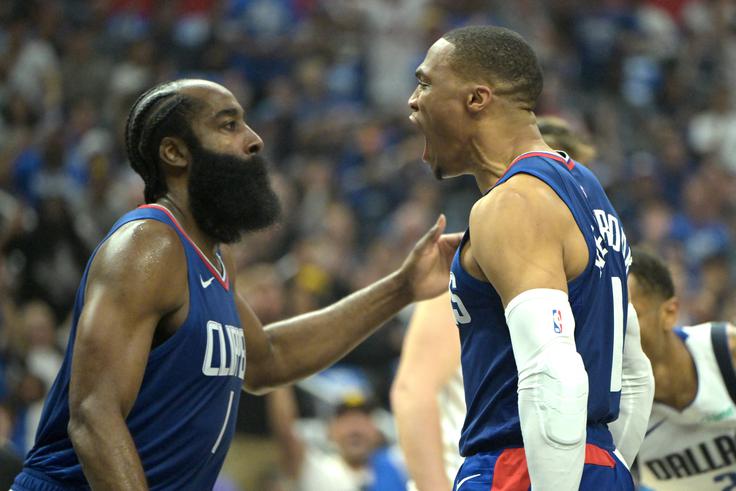 James Harden in Russell Westbrook sta Dallasu povzročala ogromno preglavic. Harden je dosegel kar 28 točk, zadel šest od 11 trojk, dodal pa še osem asistenc in spomnil na svoja najboljša leta. | Foto: Reuters