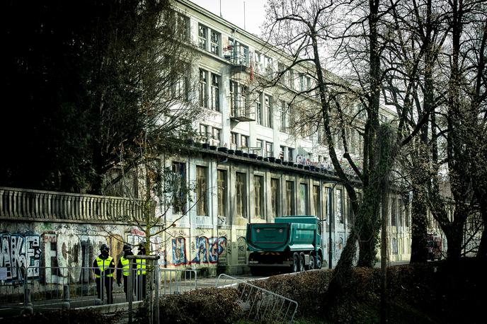 Tovarna Rog | Mol je območje nekdanje tovarne Rog v posest prevzela 19. januarja, čemur so se uprli uporabniki prostorov znotraj Roga, posredovala je tudi policija. | Foto Ana Kovač