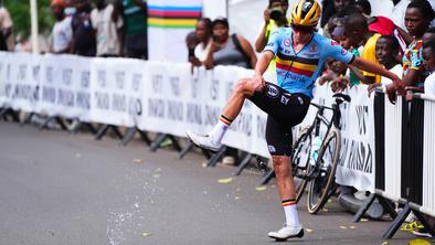 Trenutki frustracije za Remca Evenepoela, ki je imel težave v najbolj neprimernem trenutku #video
