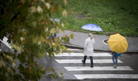 Danes še sončno in toplo, v torek predvsem na zahodu močni nalivi #animacija