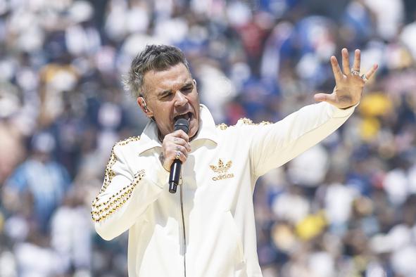 Robbie Williams je prepričan, da zaradi injekcij za hujšanje izgublja vid