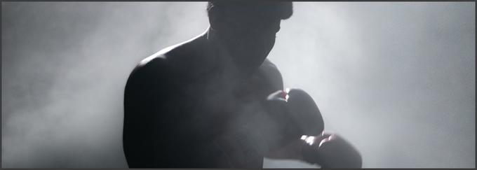 Dvodelni dokumentarec v režiji Antoina Fuque (Dan za trenening) beleži izjemno življenje enega najbolj legendarnih športnikov 20. stoletja – boksarja Muhammada Alija. Zgodba prinaša intimni portret moža, ki je vsem tegobam in življenjskim izzivom navkljub dosegel nemogoče. • V četrtek, 30. 5., ob 20. uri (1. del) in ob 21.25 (2. del) na HBO.* │ Tudi na HBO OD/GO.

 | Foto: 