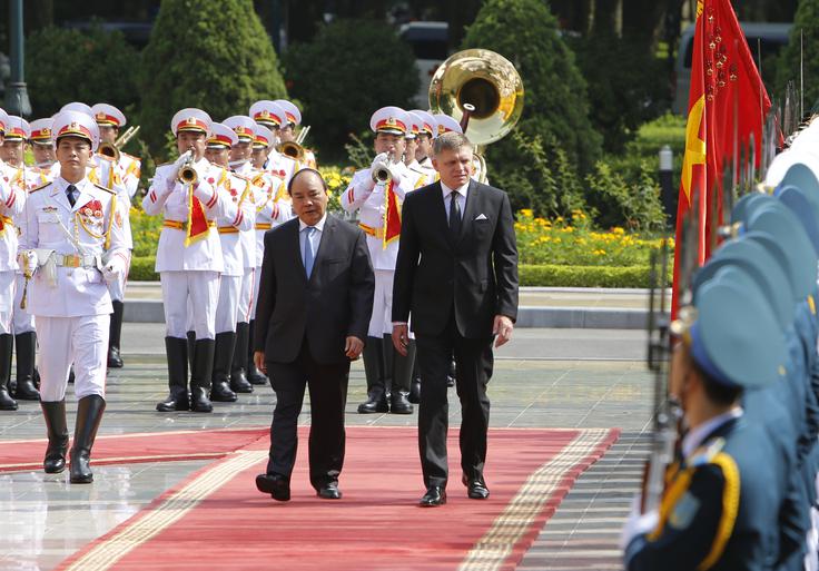 Fico je navdušen nad avtoritarnimi državami, kot sta Kitajska in Vietnam. Prepričan je, da njuna sistema omogočata bolj učinkovito vladanje, kar ima po njegovem mnenju za posledico hitrejši gospodarski razvoj. Na fotografiji: Fico na obisku v Vietnamu julija 2016. | Foto: Guliverimage