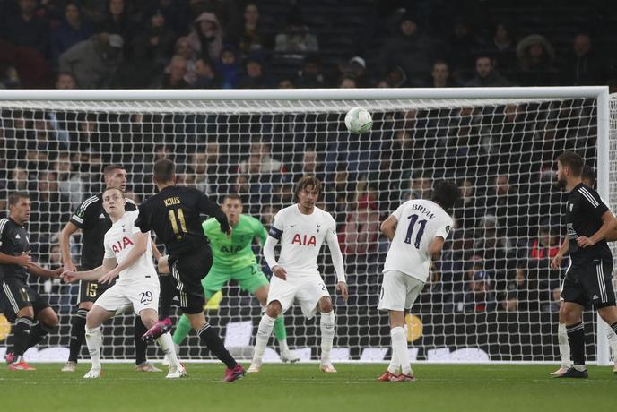 Tottenham napolnil mrežo Mure, Kous z izjemnim golom opozoril nase