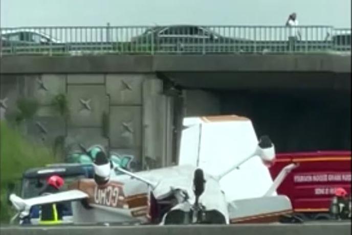 Letalo strmoglavilo na avtocesto v bližini Disneylanda #video