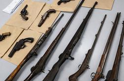Policisti 40-letniku zasegli več kosov orožja in kokain