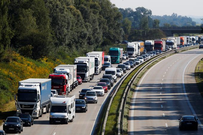 Zaradi protestov so na avtocesti včeraj nastali daljši zastoji. | Foto: Reuters