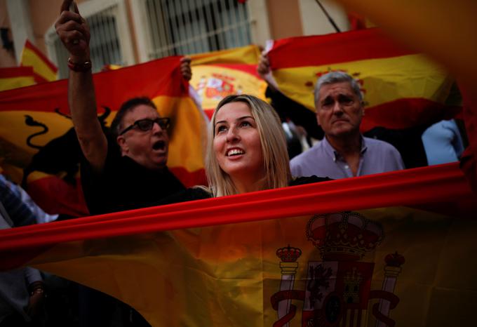 Če so zagovorniki katalonske osamosvojitve od Španije protestirali proti akcijam španske državne policije, so nasprotniki osamosvojitve podprli španske policiste. Na fotografiji: shod nasprotnikov katalonske neodvisnosti pred vojašnico v Barceloni, v kateri so nastanjeni španski policisti. | Foto: Reuters